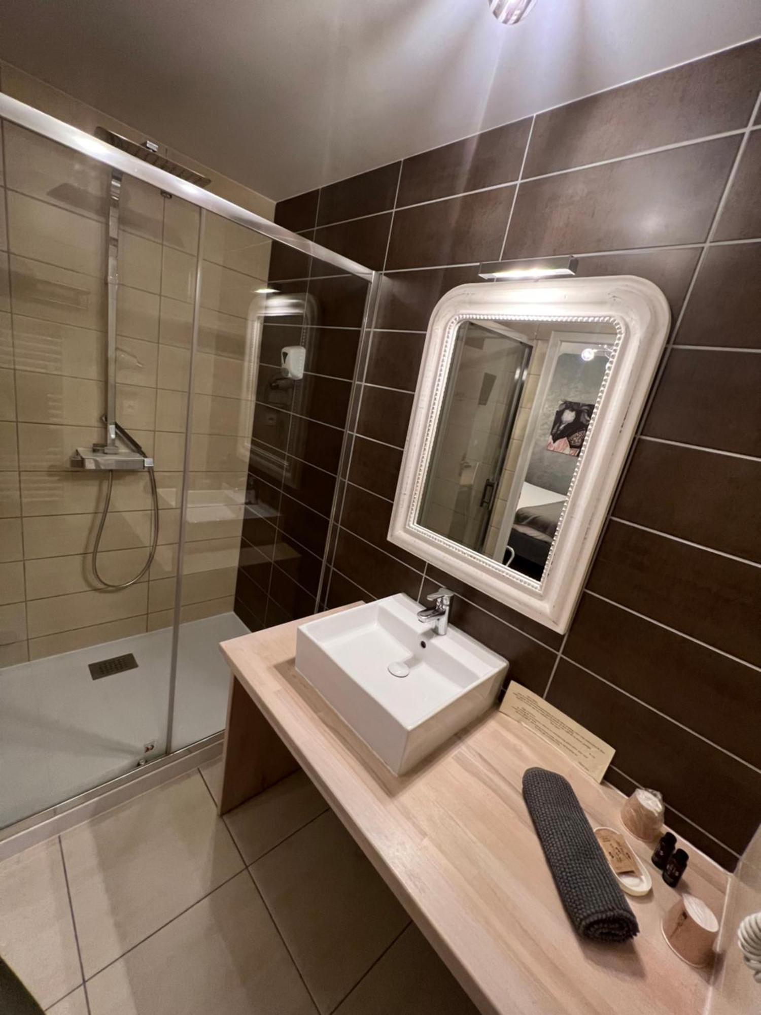 La Glycine Hotel, Spa Et Bien-Etre Бенувиль Экстерьер фото