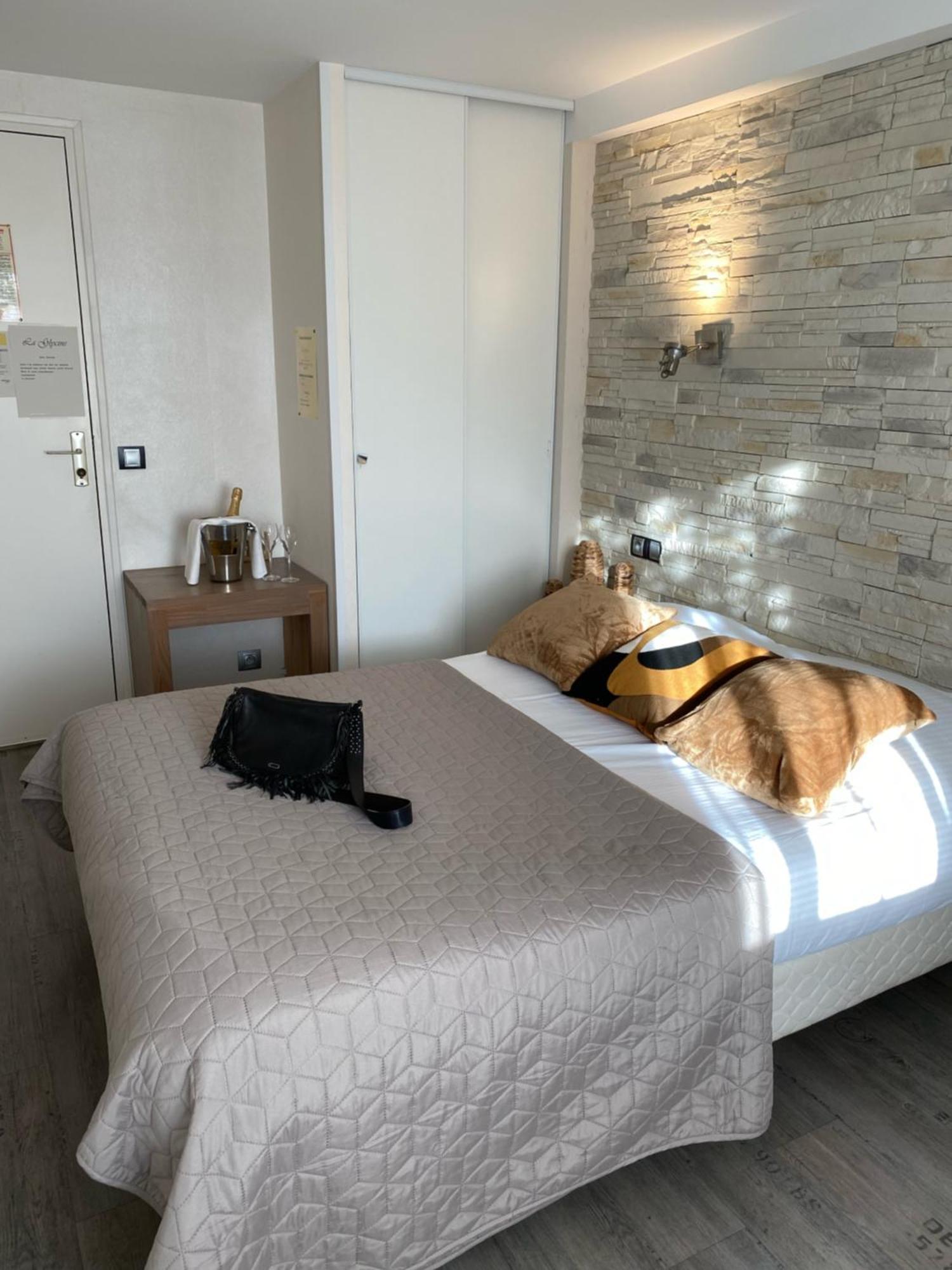 La Glycine Hotel, Spa Et Bien-Etre Бенувиль Экстерьер фото